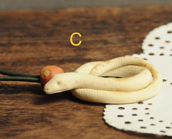 1個＊陶器の白蛇ロングネックレス 【A・B・C】 5枚目の画像