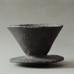 無釉陶器のコーヒードリッパー -野の花- １つ穴 (1〜3杯用) 2枚目の画像