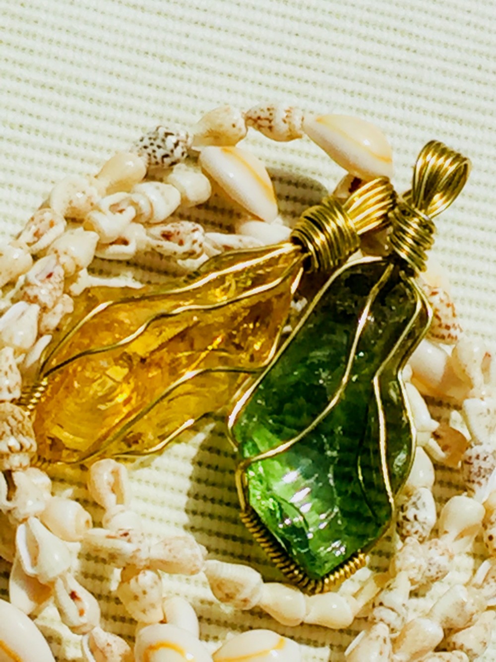 劇お得様　インドネシア産アンダラクリスタル「気になる関係」原石ペンダントセット