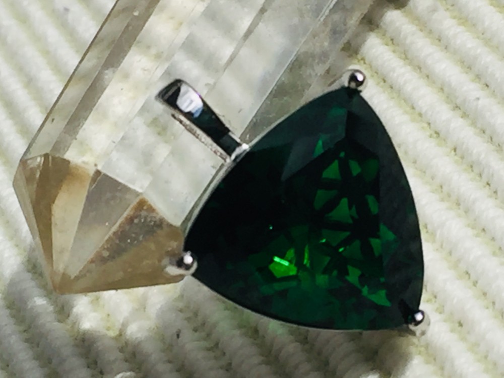 クリスマスセール　宝石アンダラクリスタル・シリーズ「栄光の紋章アバロン」ペンダント・緑の盾