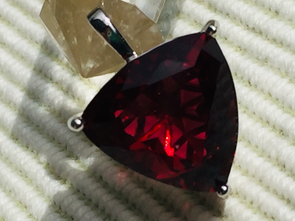 クリスマスセール　宝石アンダラクリスタル・シリーズ「栄光の紋章アバロン」ペンダント・赤の盾