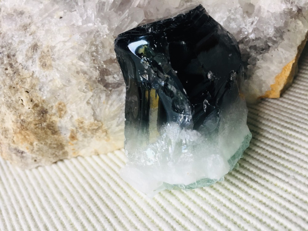 特価　超珍品発掘　インドネシア産アンダラクリスタル「黒いキャンデイーのスワーフ」原石