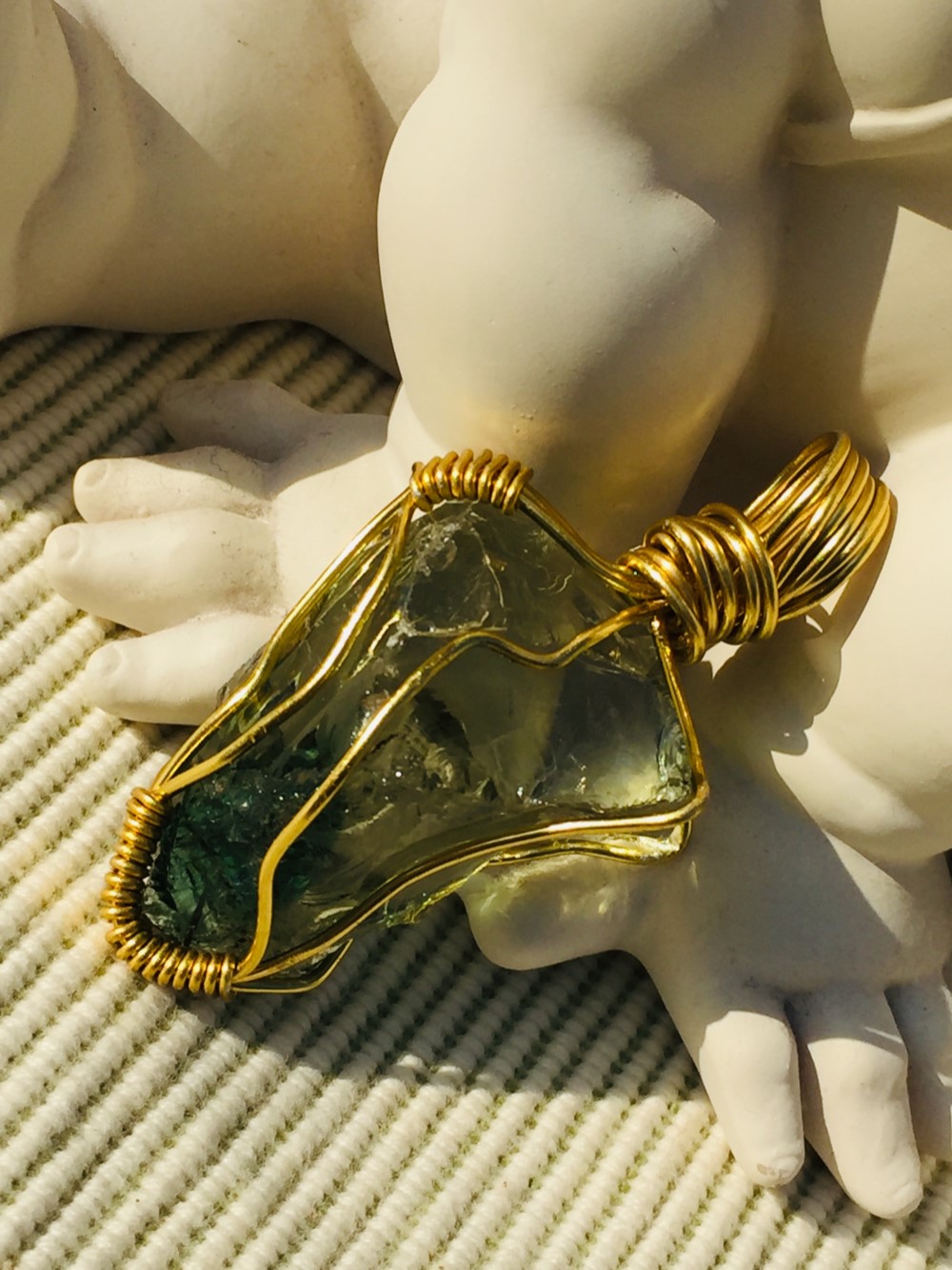 超特価＆レア　インドネシア産アンダラクリスタルペンダント・緑と森