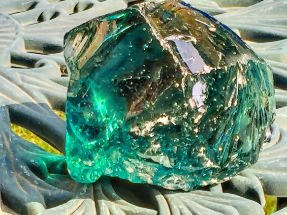 インドネシア産アンダラクリスタルの原石約1kg「緑」＋BS