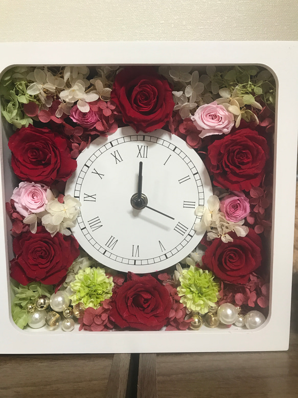 上品な赤バラの置き時計 無料ラッピング付き 3枚目の画像