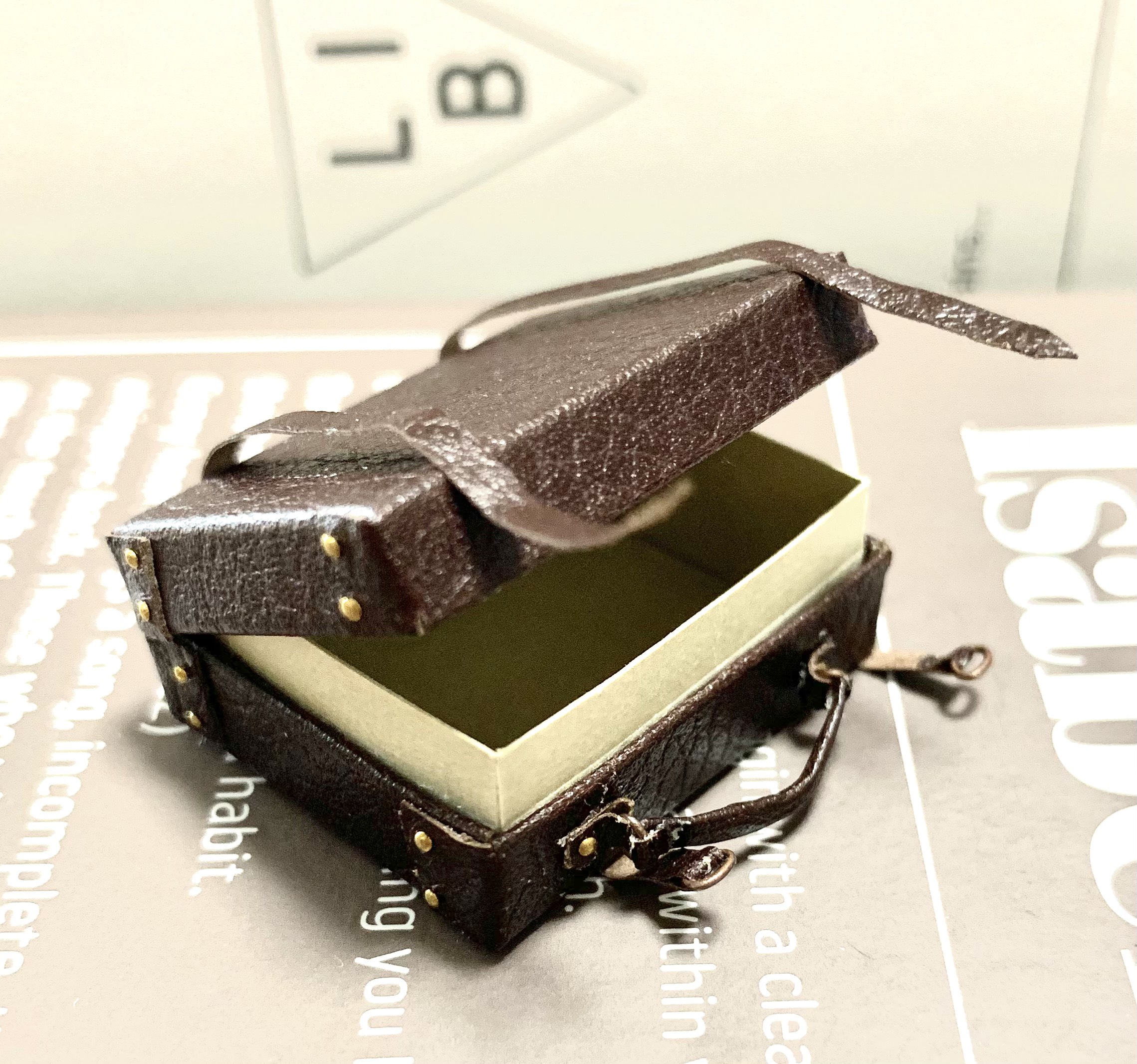 ミニチュア　トランクケース　ブラウン一点