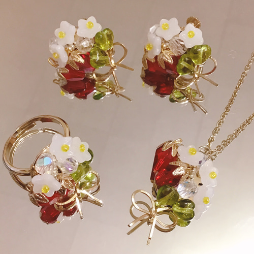ブーケ・ド・フレーズ〈いちごの花束 アクセサリー3点セット