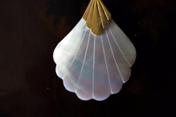貝の扇形ペンダントトップ　白 6枚目の画像