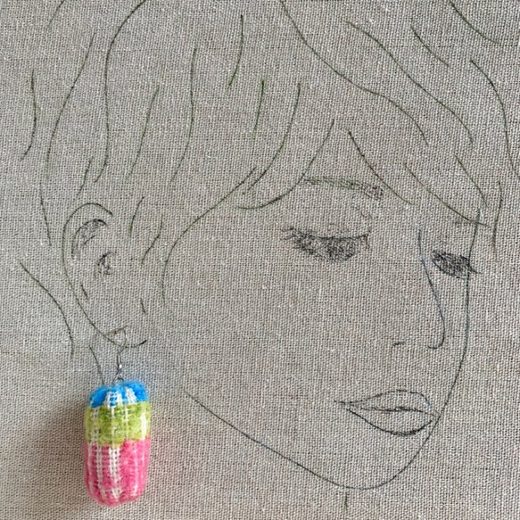 カラフルまゆ玉のピアス　手織り　ピンク 3枚目の画像