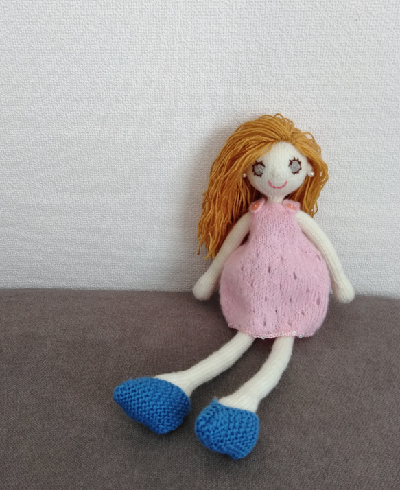 ペールピンクの透かし編みワンピースの女の子 3枚目の画像