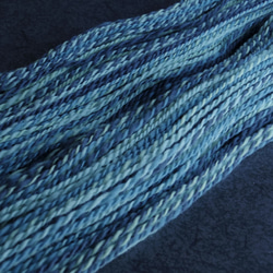 (110) 手紡ぎ糸 2-py 双糸　ブルー系 2枚目の画像
