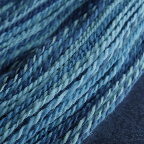 (110) 手紡ぎ糸 2-py 双糸　ブルー系 3枚目の画像