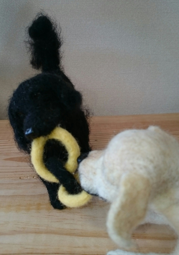 羊毛わんこ(ラブラドール＆フラットの
引っ張りっこ♪) 4枚目の画像