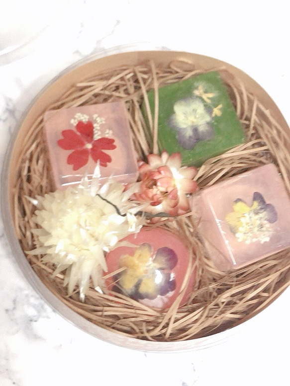 押花soap 押花石鹸　押花　石鹸　プチギフト　ミニ石鹸４個入り　ラウンドケース　ビオラ　バラ花びら　金木犀 1枚目の画像