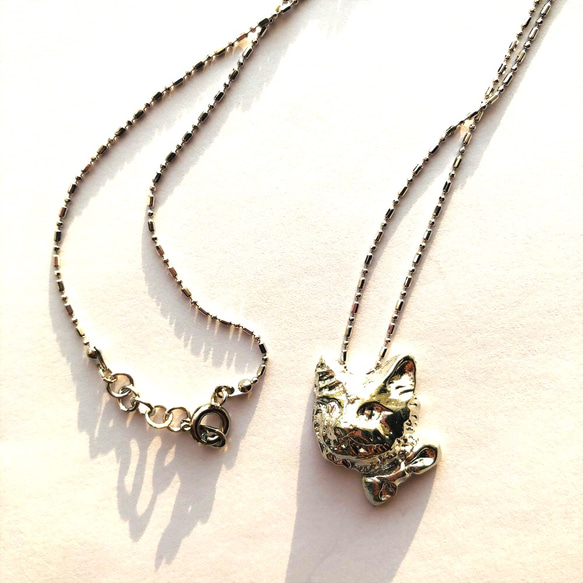 草原の黒猫ちゃんヘアゴム ハンドメイド レジン ネックレス ブローチ マグネット ねこちゃん♡レジンヘアゴム ネジと時間の世界 黒の大人レジン