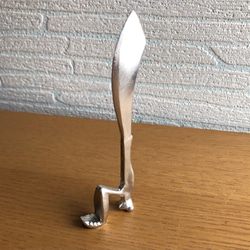 カマキリ型バターナイフ　頭で立つよ　錫のカトラリー 1枚目の画像