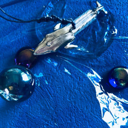 シロナガスクジラのストラップ　錫製、おなかはガラスビーズ 2枚目の画像