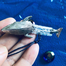 シロナガスクジラのストラップ　錫製、おなかはガラスビーズ 3枚目の画像