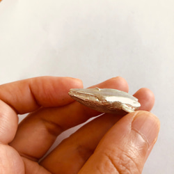 シロナガスクジラのストラップ　錫製、おなかはガラスビーズ 6枚目の画像