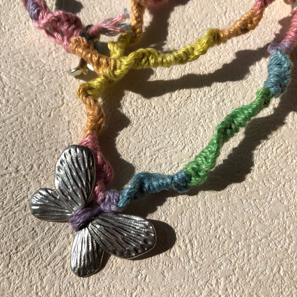 錫製ちょうちょうと虹染め麻紐ペンダント 2枚目の画像