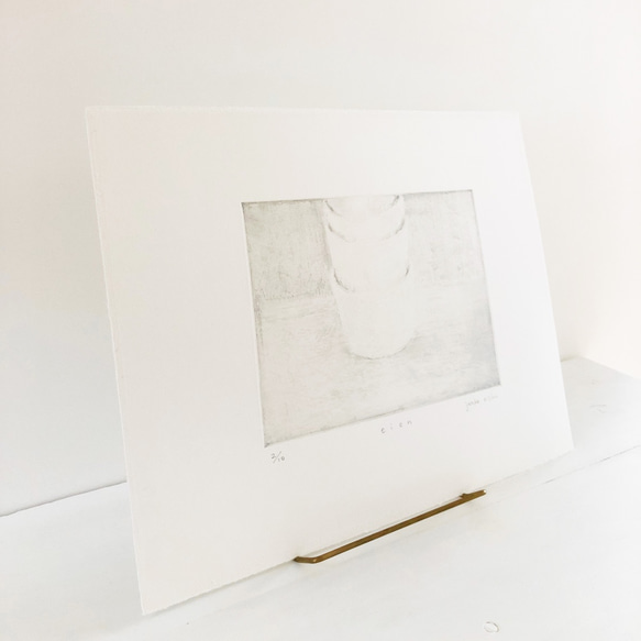 白いカップの銅版画「 e  i  e  n 」(シンプルな木製額入り)・送料無料 5枚目の画像