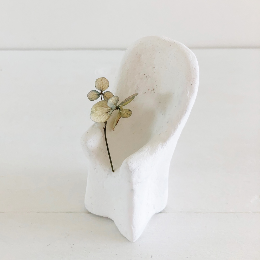 白い椅子の陶オブジェ「  se  na    ⅰ 」ディスプレイアート