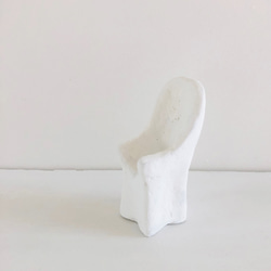白い椅子の陶オブジェ「  se  na    ⅰ 」ディスプレイアート 4枚目の画像