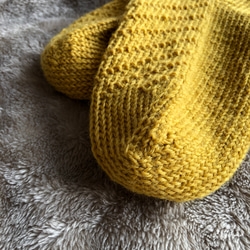 『少し乙女な』水玉模様の手編みの靴下（マスタード） 6枚目の画像