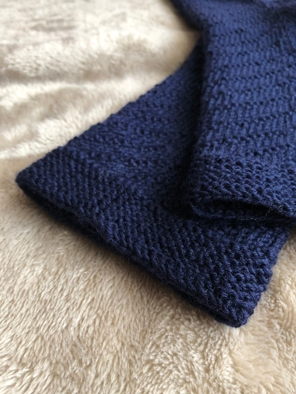 『少し乙女な』水玉模様の手編みの靴下（ネイビー） 1枚目の画像
