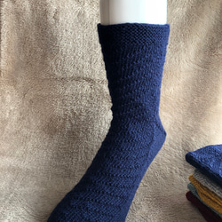 『少し乙女な』水玉模様の手編みの靴下（ネイビー） 2枚目の画像