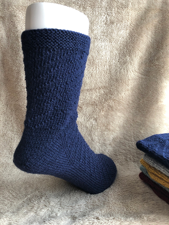 『少し乙女な』水玉模様の手編みの靴下（ネイビー） 3枚目の画像