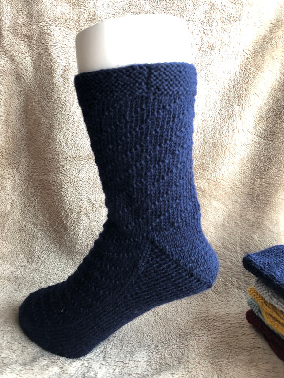 『少し乙女な』水玉模様の手編みの靴下（ネイビー） 4枚目の画像