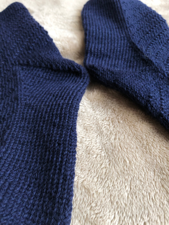 『少し乙女な』水玉模様の手編みの靴下（ネイビー） 5枚目の画像