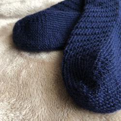 『少し乙女な』水玉模様の手編みの靴下（ネイビー） 6枚目の画像
