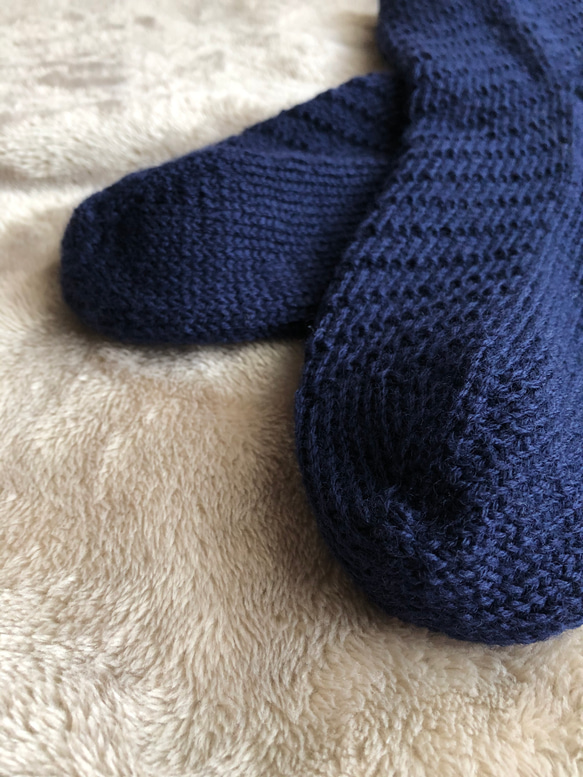 『少し乙女な』水玉模様の手編みの靴下（ネイビー） 6枚目の画像