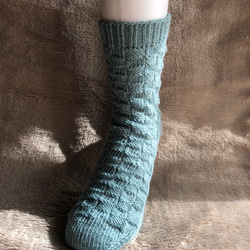 『石畳を散歩』市松模様の手編みの靴下（水色） 1枚目の画像