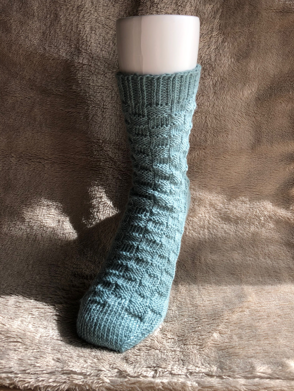 『石畳を散歩』市松模様の手編みの靴下（水色） 1枚目の画像