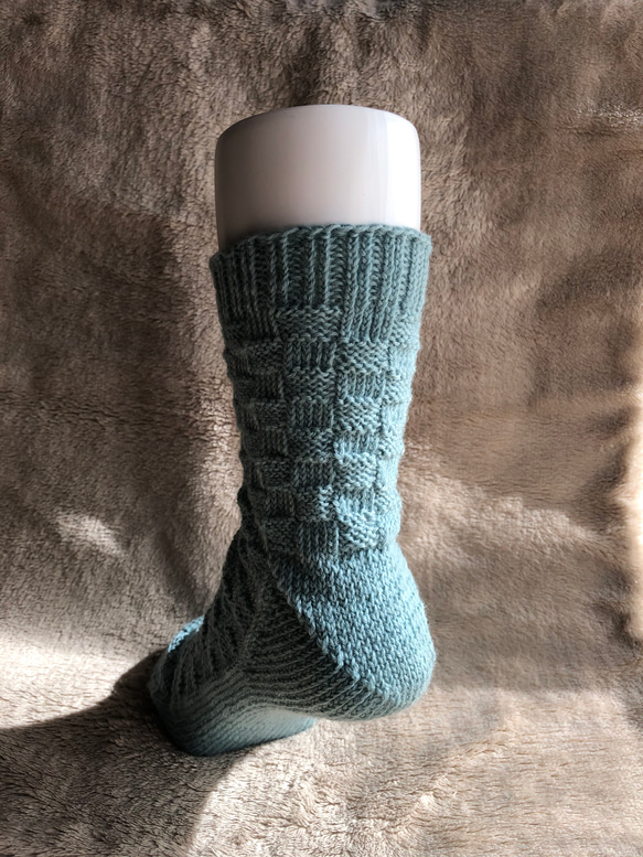 『石畳を散歩』市松模様の手編みの靴下（水色） 2枚目の画像
