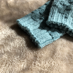 『石畳を散歩』市松模様の手編みの靴下（水色） 4枚目の画像