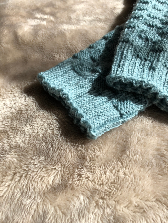 『石畳を散歩』市松模様の手編みの靴下（水色） 4枚目の画像