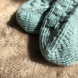 『石畳を散歩』市松模様の手編みの靴下（水色） 5枚目の画像