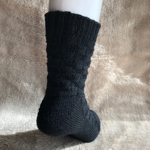 石畳を散歩』市松模様の手編みの靴下【黒】 靴下 &knit 通販