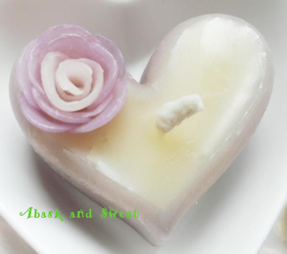 lovely light iris-colored rose w/heart 2枚目の画像