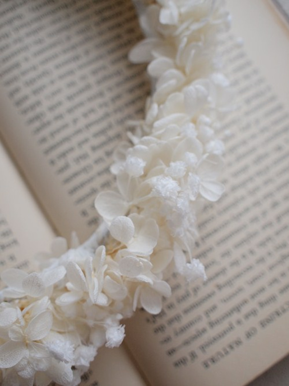 【プリザーブドフラワー】かすみ草と紫陽花の花冠～ホワイト～ 2枚目の画像