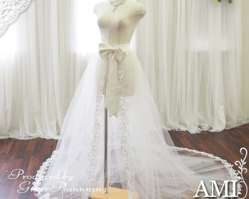 ウェディングドレスをトレーン付きドレスにアレンジできる刺繍が