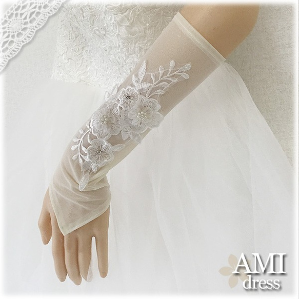 ウエディンググローブ ミディアム丈 グローブ 白 小花にパールの手袋　ブライダル小物　結婚式　パーティー ｇ120 2枚目の画像