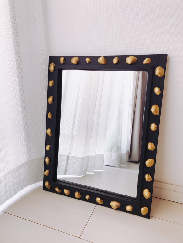 【クリムト】ゴールドシェルブラックミラー　〜金色貝で装飾！黒い木製枠の鏡〜　 （四角型・中型サイズ） 1枚目の画像