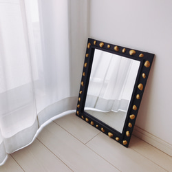 【クリムト】ゴールドシェルブラックミラー　〜金色貝で装飾！黒い木製枠の鏡〜　 （四角型・中型サイズ） 2枚目の画像