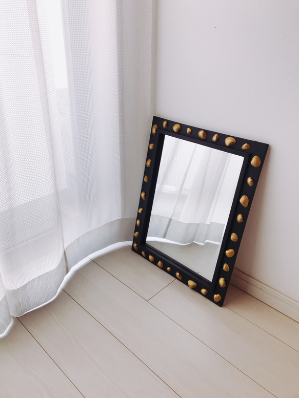 【クリムト】ゴールドシェルブラックミラー　〜金色貝で装飾！黒い木製枠の鏡〜　 （四角型・中型サイズ） 2枚目の画像