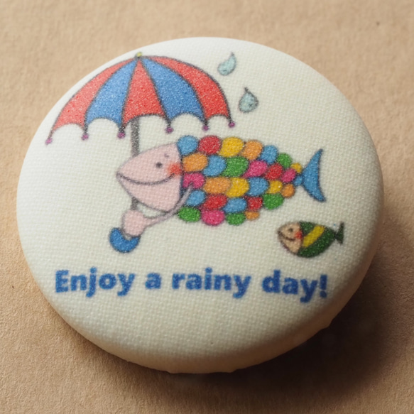 くるみボタンバッジ2個セット (Enjoy a rainy day） 3枚目の画像